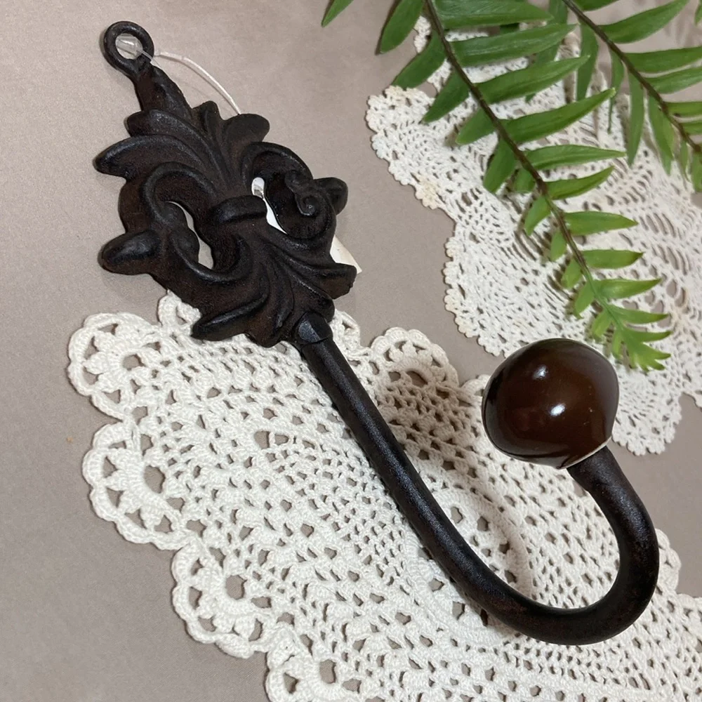 NWT Cast Iron Wall Hooks Set Of 3